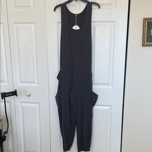 NWT ANRABESS SLEEVELESS STYLISH DARK GRAY POCKETED JUMPSUIT. SIZE SMALL.